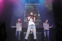 Manamiのショーケースライブの様子。