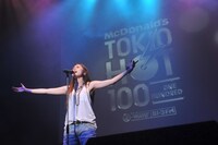 Manamiのショーケースライブの様子。