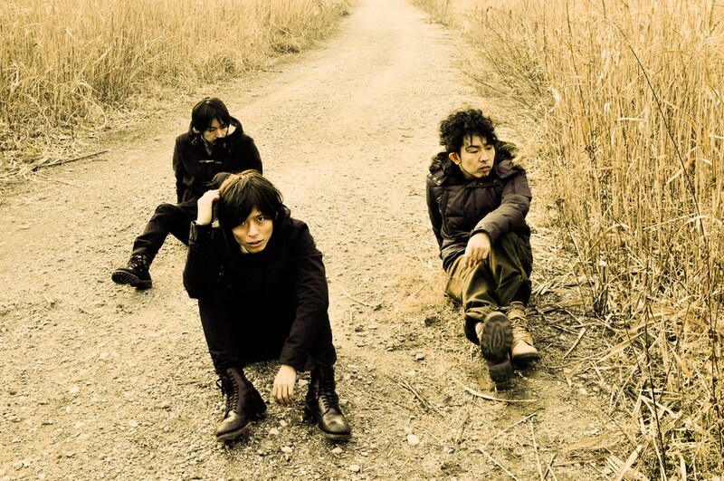 新体制となった椿屋四重奏は、5月26日にニューシングル「いばらのみち」をリリースする。