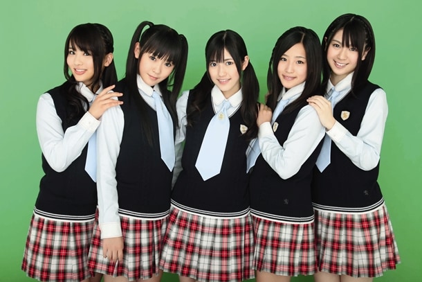 渡り廊下走り隊。写真左から平嶋夏海、多田愛佳、渡辺麻友、仲川遥香、菊地あやか。