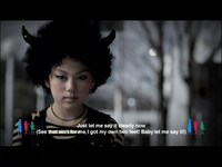 写真は「KAMINARI GIRL」ビデオクリップのワンシーン。