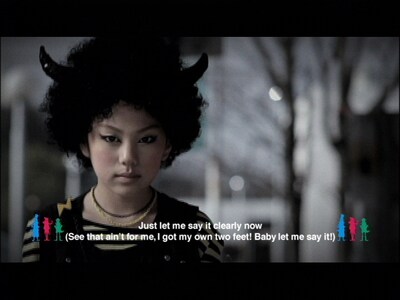 写真は「KAMINARI GIRL」ビデオクリップのワンシーン。