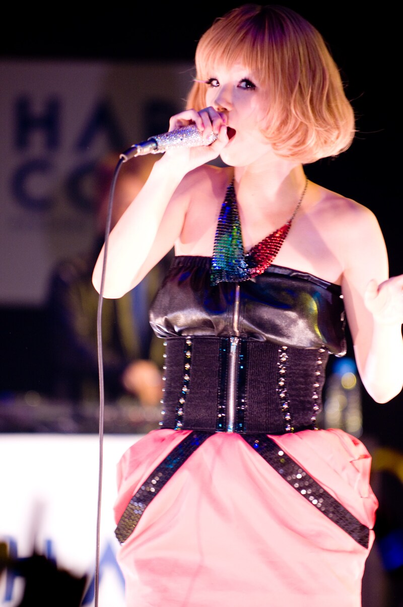 サプライズの前にも、登場するなり会場からはあちこちから「誕生日おめでとう！」という声が飛んだ。幸せいっぱいの誕生日を迎え、素敵な三十路のスタートを切ったこしじまとしこ。