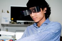 イベントの入場時には、「PLAYER」ジャケットで使用されたアイテムを模した特製サングラスが配布された。写真は装着例。