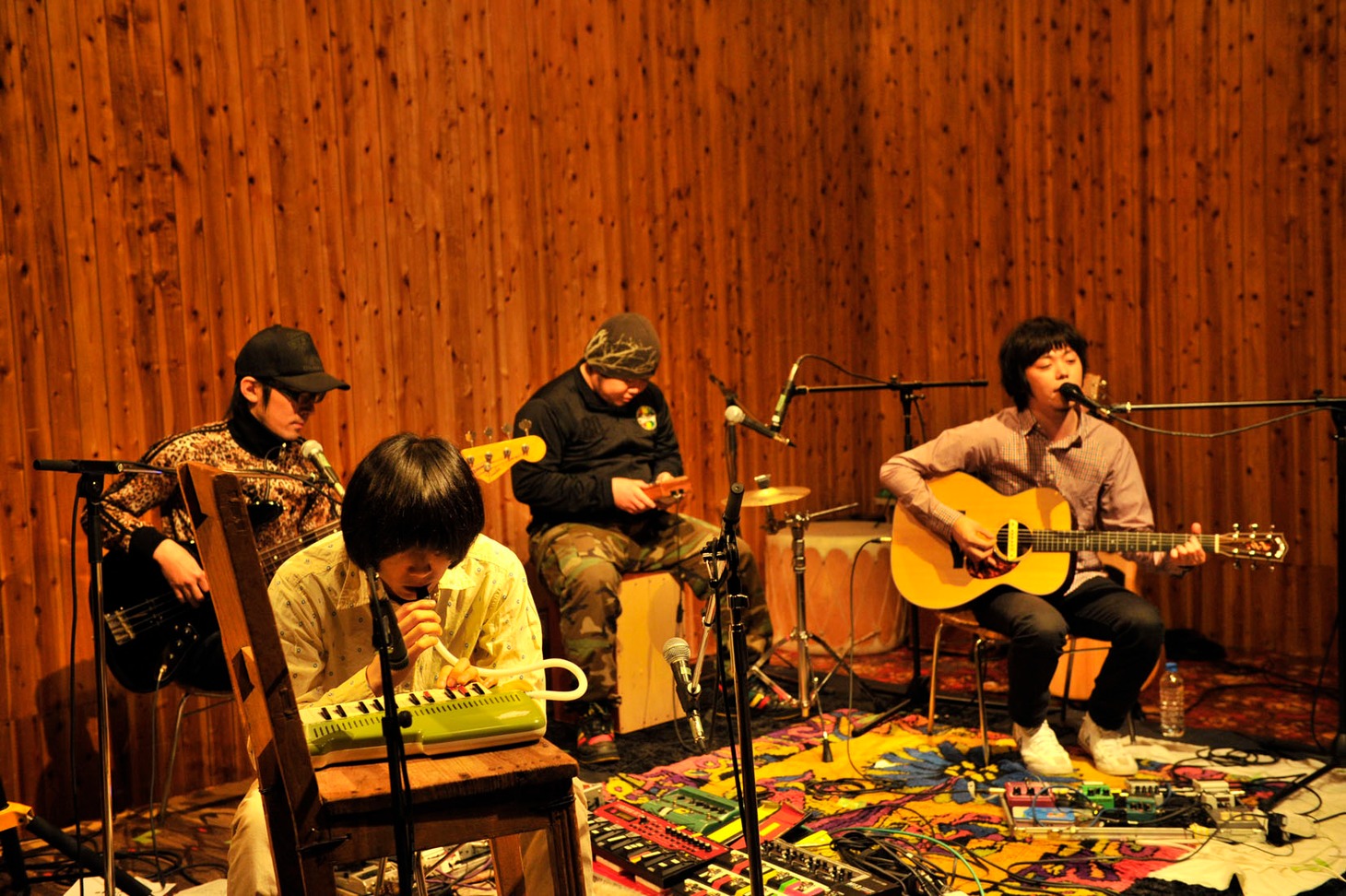 バンド編成のライブではあまり披露しない「さかなになって」を披露したsleepy.ac。この曲を演奏する際、山内憲介（G）がアンデス25F演奏のため吹き口をくわえると、その姿を見た成山が「山内君大丈夫？ 君は本当にそれでいいの？」といつものように山内をいじり始め観客の笑いを誘った。