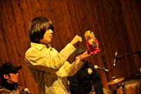 マトリョミンを弾く山内。ちなみにこのマトリョミンの名前はテル美。