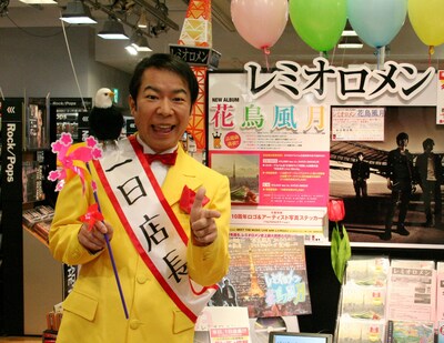 「花鳥風月」PVには「花壇の”花”、”鳥”の群れ、小さな”風車”は登場するが、“月”がでてこない」と話題になっていたが、この“月”の役割はダンディの「月（ゲッツ！）」が果たしているとのこと。まさかのダジャレ解決だ。