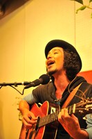 弾き語りスタイルでオーディエンスを迎えたNAOITO。本日3月3日に1stアルバム「雑食familia」をリリースした。