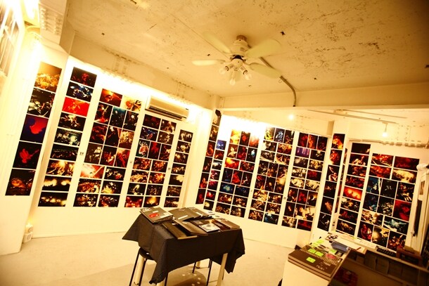 大阪会場の様子。会場ではスペースシャワーTV「MONSTER ROCK」の企画でダイスケはん（マキシマム ザ ホルモン）が撮影した写真も展示されている。