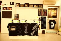 会場ではグッズも販売中。