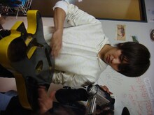 真剣な表情でギターに触る古村大介（G）。強度を確かめているのだろうか。