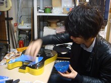 ボディにデザインを施す光村龍哉（Vo,G）。その手つきから真剣な様子が伝わってくる。