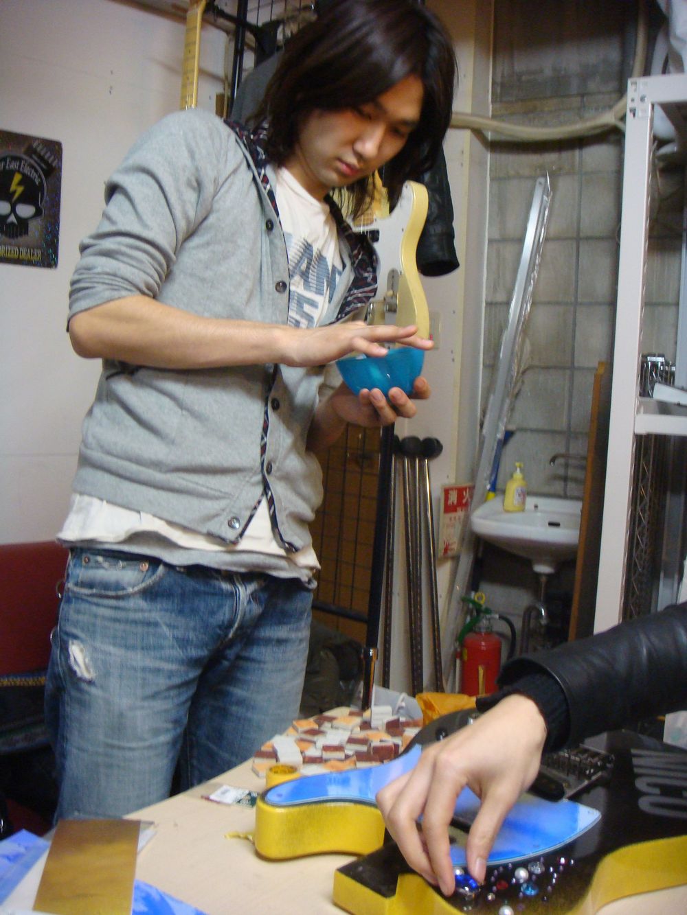 光村と協力して作業に勤しむ坂倉心悟（B）。