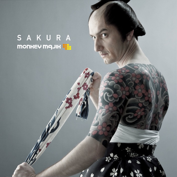 カナダ人のメイナードが華麗な“金さん”っぷりを披露した「SAKURA」ジャケット写真。