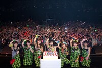 イベントの締めくくりはステージ上のメンバーと客席のファン全員で記念撮影。Berryz工房がこの日6歳の誕生日を迎えたことにちなみ、腕で6のポーズを作った。