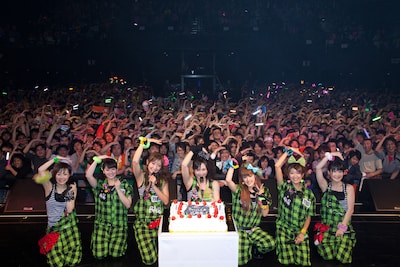 イベントの締めくくりはステージ上のメンバーと客席のファン全員で記念撮影。Berryz工房がこの日6歳の誕生日を迎えたことにちなみ、腕で6のポーズを作った。