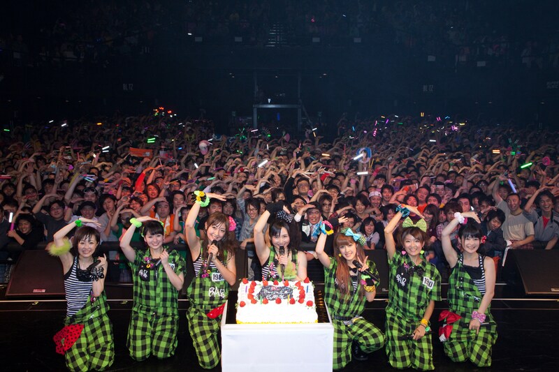 イベントの締めくくりはステージ上のメンバーと客席のファン全員で記念撮影。Berryz工房がこの日6歳の誕生日を迎えたことにちなみ、腕で6のポーズを作った。