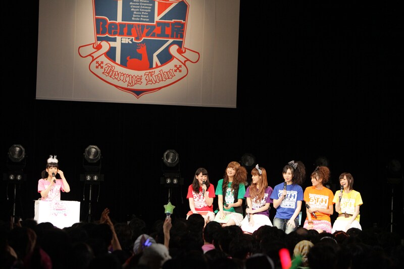 「桃はア・イ・ド・ル」は、嗣永桃子（写真左端）が飛びぬけたアイドルになるためのアイデアを送ってもらう人気コーナー。メンバーからもさまざまな意見が飛び交う。