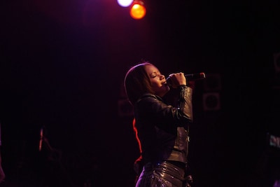 2月19日に東京、24日に大阪でワンマンライブを開催したEMI MARIA。大阪公演は出身地の神戸の近くということもあり、アットホームな雰囲気のライブとなった（写真はライブの様子）。