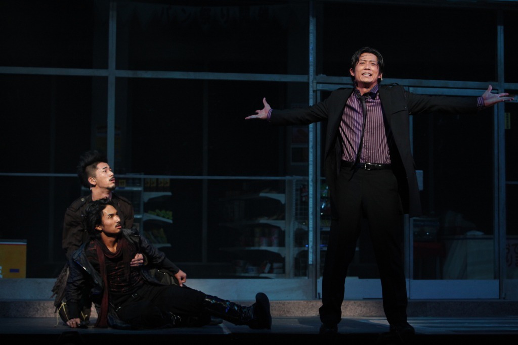 堂々とした演技で魅了するNAOKI、KENCHI、KEIJI（写真左から）。