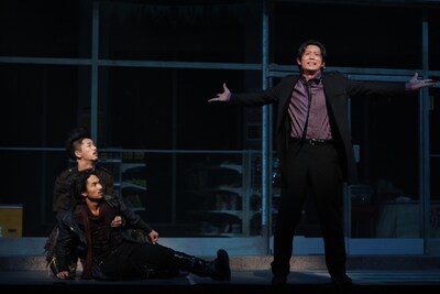 堂々とした演技で魅了するNAOKI、KENCHI、KEIJI（写真左から）。