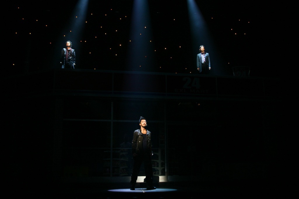 スポットライトに照らされる3人。