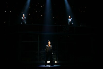 スポットライトに照らされる3人。