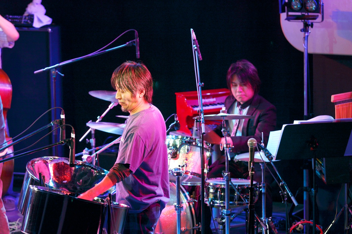 Sunshine Love Steel Orchestraのステージでもドラムを担当した矢野博康。