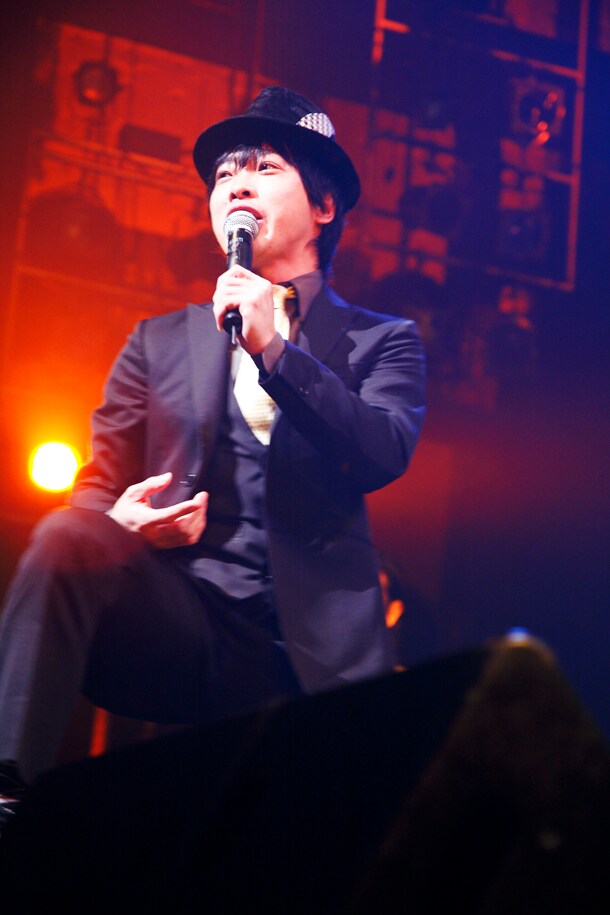 七夕に最新アルバムを届けるロマンティックな男、堂島孝平。4月28日には吉祥寺STAR PINE'S CAFEにて、2部構成の恒例自主企画「堂島孝平 presents『サモ・タノシゲーナ』Vol.08」を開催する（写真は2月24日「YANO MUSIC FESTIVAL 2010」の様子）。