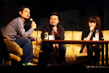 「矢野博康コーナー」のひとコマ。スクリーンに大写しにされた矢野の幼少時の写真を見て唖然とする堀込泰行と西寺郷太。