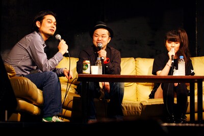 「矢野博康コーナー」のひとコマ。スクリーンに大写しにされた矢野の幼少時の写真を見て唖然とする堀込泰行と西寺郷太。