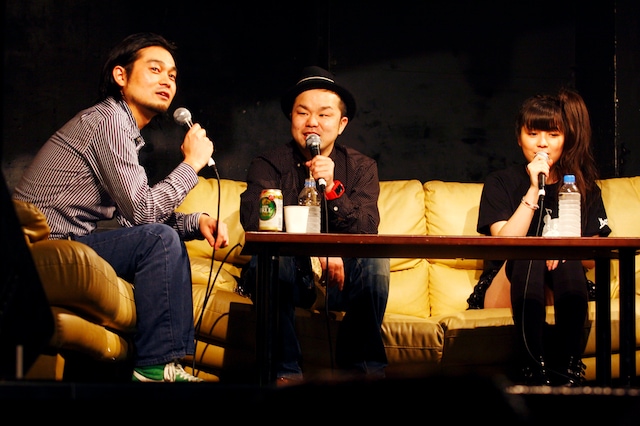 「矢野博康コーナー」のひとコマ。スクリーンに大写しにされた矢野の幼少時の写真を見て唖然とする堀込泰行と西寺郷太。