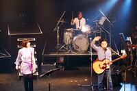 土岐麻子「FOOLS FALL IN LOVE」では堀込泰行（写真右）との生コラボが実現。