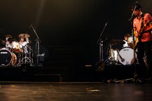 NONA REEVES「LOVE ALIVE」で行われた小松シゲル（写真左）と矢野博康（右）のドラム合戦。