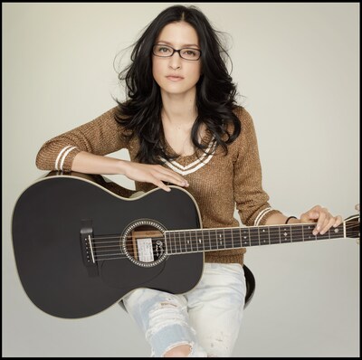 4月14日に発売されるニューシングル「輝く人」には、ボーナストラックの「手紙～拝啓十五の君へ～ 合唱バージョン」を含む計4曲を収録。初回盤のみ付属する特典DVDには「輝く人」PV＆メイキング映像と、ドキュメンタリーフィルム「ANSWERツアー～15万人の『手紙』～」が収められる。