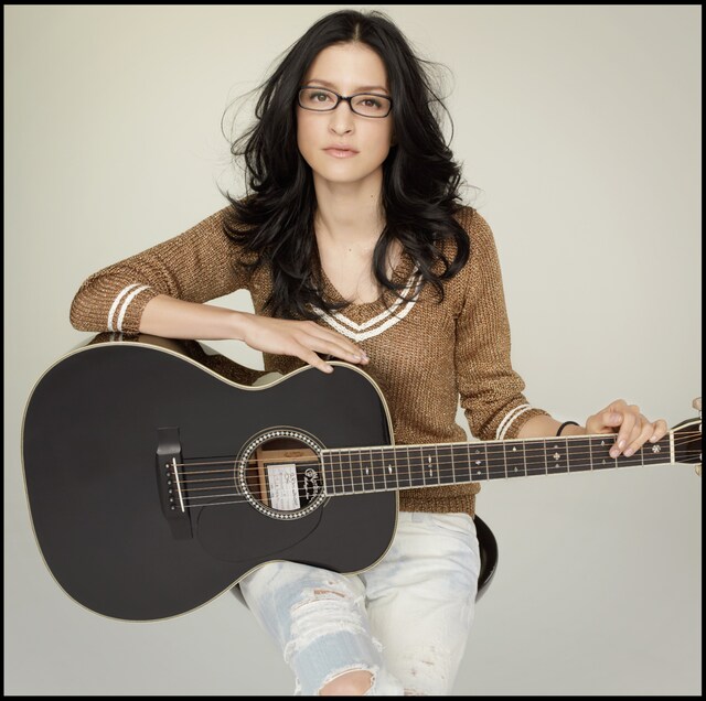 4月14日に発売されるニューシングル「輝く人」には、ボーナストラックの「手紙～拝啓十五の君へ～ 合唱バージョン」を含む計4曲を収録。初回盤のみ付属する特典DVDには「輝く人」PV＆メイキング映像と、ドキュメンタリーフィルム「ANSWERツアー～15万人の『手紙』～」が収められる。