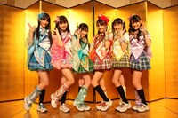 金屏風の前で、笑顔で撮影に応じたももいろクローバーの6人。2010年の目標を問われると、「オリコン1位をとって紅白歌合戦に出場することと、武道館公演！ そして武道館に来られたファンの皆さん全員と握手会をすること」と力強く答えた。