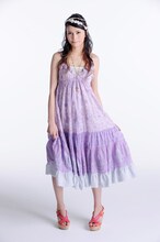 新作リリースに伴い公開された柴咲コウの最新アーティスト写真。涼しげなパステルカラーのワンピースが似合っている。