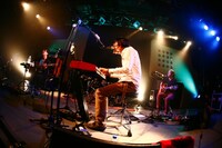 昔の楽曲が多めのセットリストとなったこの日、ホリエは「懐かしい曲を掘り起こすのもいいですね。『いい曲作ってたなぁ』って改めて思えるし（笑）」と語った。