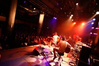アコースティックライブの原点となった宮古島ライブで演奏した「Blue Sinks In Green」をホリエは「この曲がいちばんボロクソだったんだよね……」と振り返る。大山も「雨降ってきちゃうしさ……」としみじみ述懐していた。