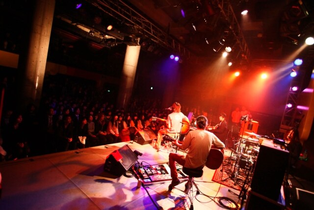 アコースティックライブの原点となった宮古島ライブで演奏した「Blue Sinks In Green」をホリエは「この曲がいちばんボロクソだったんだよね……」と振り返る。大山も「雨降ってきちゃうしさ……」としみじみ述懐していた。