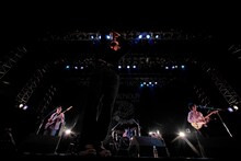 Jackson vibeのギタリスト橋谷康一は、南波志帆の楽曲「それでも言えない YOU&I」にプレイヤーとして参加している。