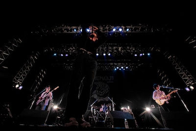 BOOM BOOM SATELLITESのサポートなど、さまざまなバンドで活躍してきた平井がJackson vibeに加入。今後のさらなる活躍に期待しよう。