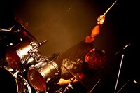 ワンマンライブではおなじみの暴走MCで場を盛り上げたピエール中野。