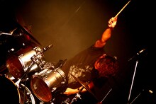 ワンマンライブではおなじみの暴走MCで場を盛り上げたピエール中野。