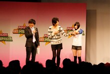 伊藤祐奈は自己アピールで、両腕をねじったところに首を通す芸を披露した。