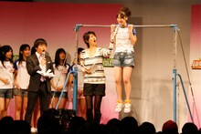 尾島知佳は軽々と懸垂をし、周囲を驚かせた。