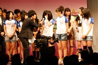 涙ながらに喜びを口にする合格者たち。