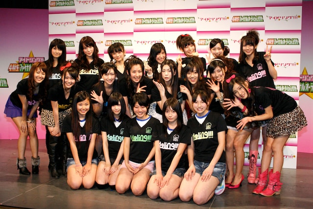 新メンバー5人（写真前列）を囲んで、笑顔で記念撮影に臨んだアイドリング!!!。今回の4期生加入により、過去最多の20人編成となった。