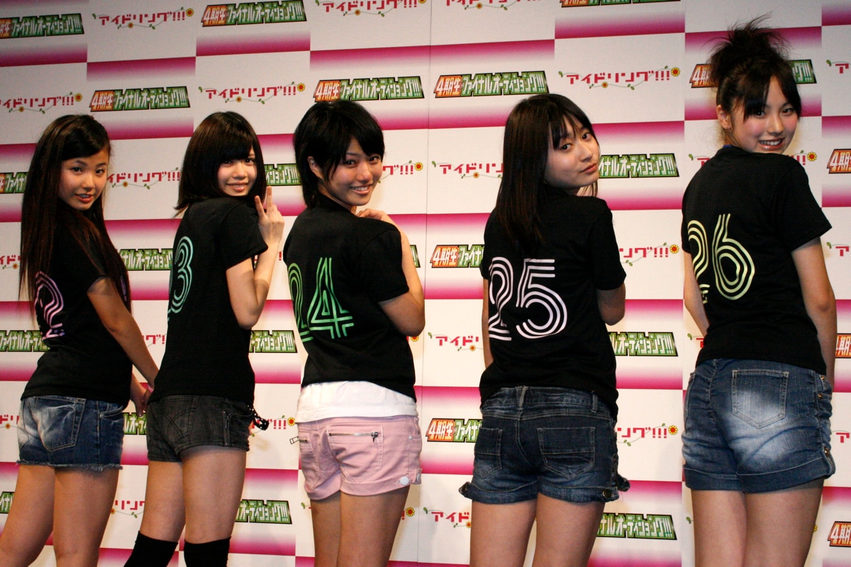 アイドリング!!!4期メンバー。写真左から22号 倉田瑠夏、23号 伊藤祐奈、24号 野元愛、25号 後藤郁、26号 尾島知佳。